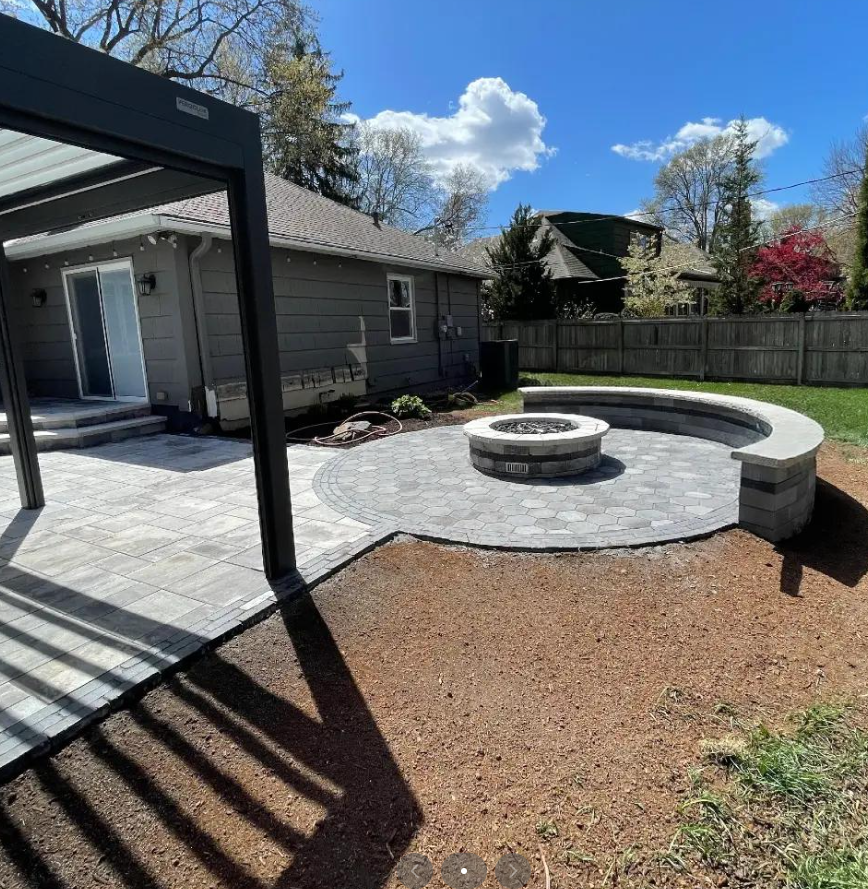 Gas fire pit with decorative glass